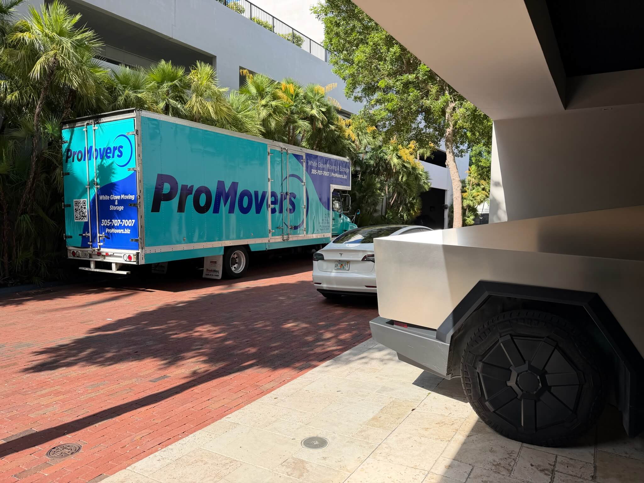 white glove luxury moving services in Miami