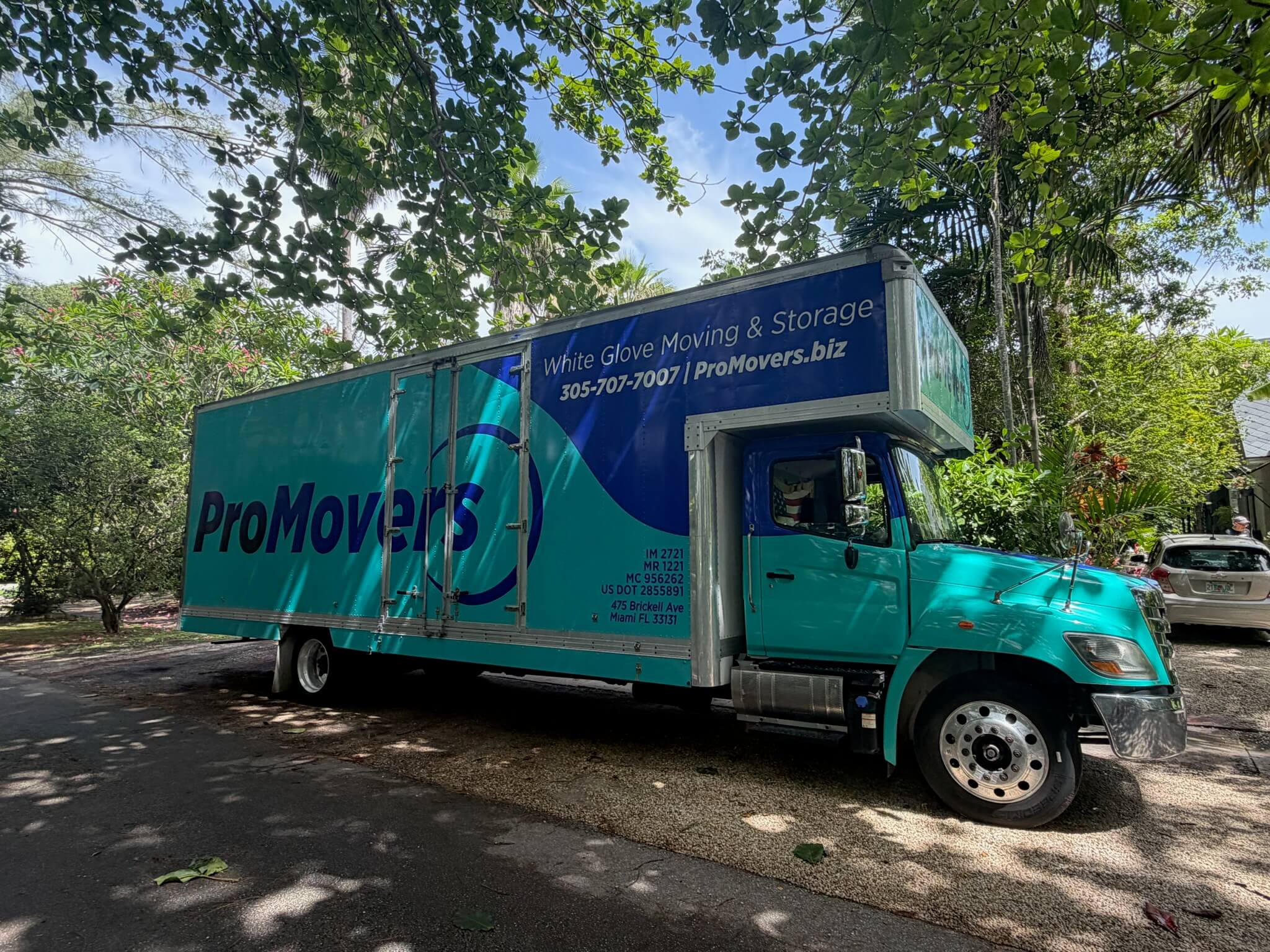 white glove moving truck in Miami
